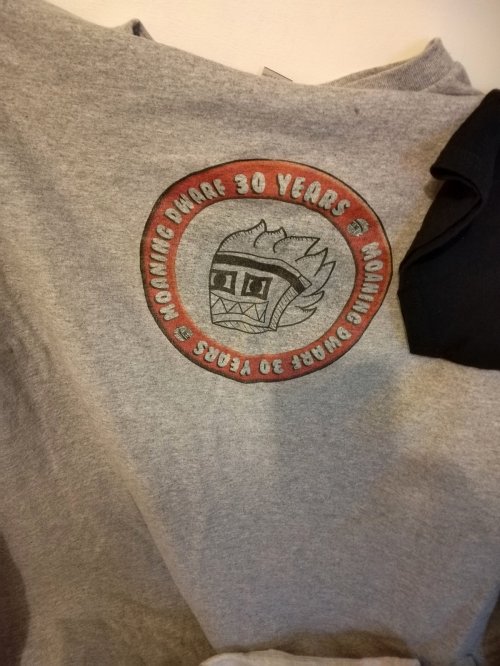 Moaning Dwarf 30th Anniversary Kleetis Logo T-Shirt – XL